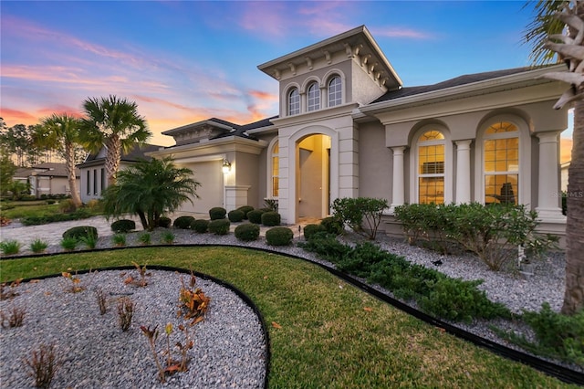 view of front of property featuring a yard