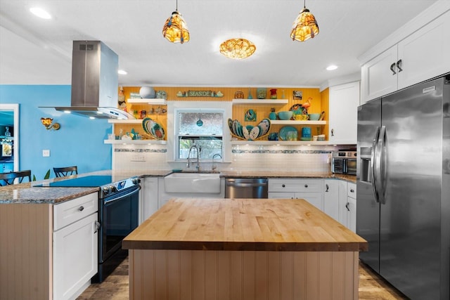 kitchen featuring stainless steel appliances, hanging light fixtures, and a center island