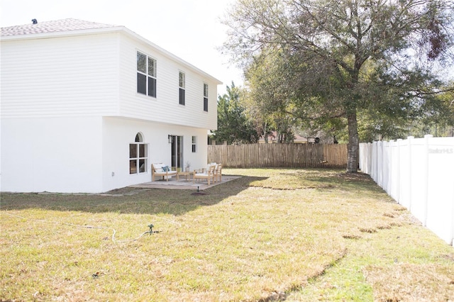 view of yard featuring a patio area