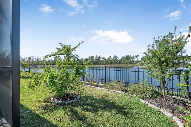 view of yard featuring a water view