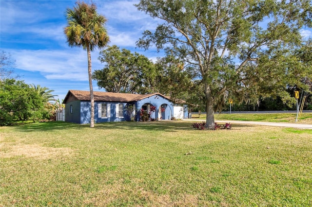 view of front of home featuring a front lawn