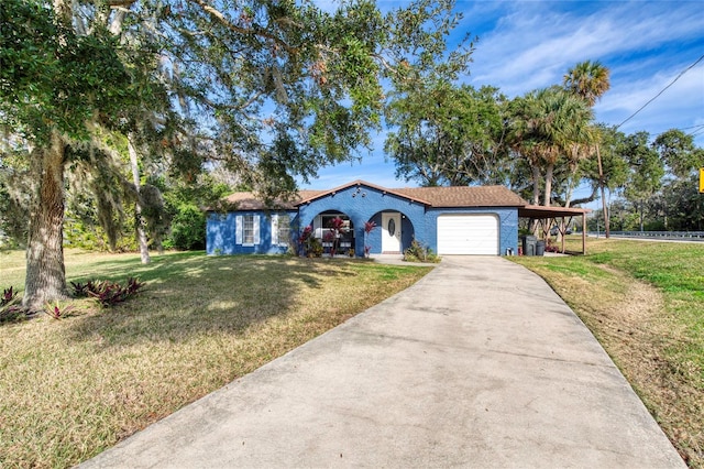 view of front of property featuring a garage, a front yard, concrete driveway, and a carport