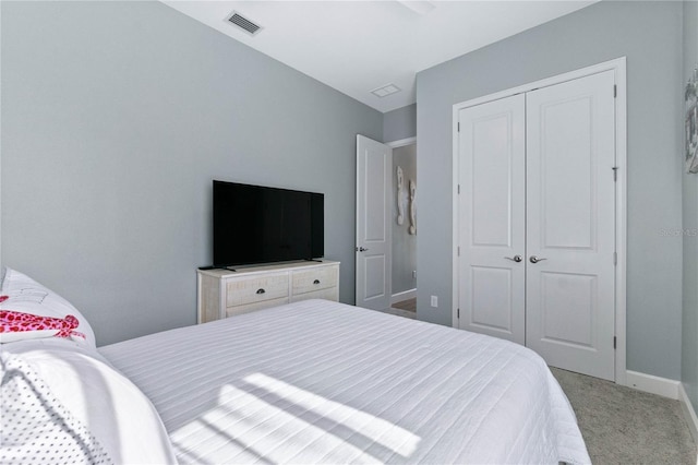 bedroom featuring carpet floors and a closet