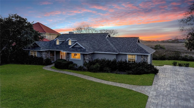 view of front of property featuring a yard