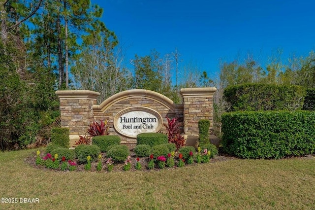 community / neighborhood sign with a yard