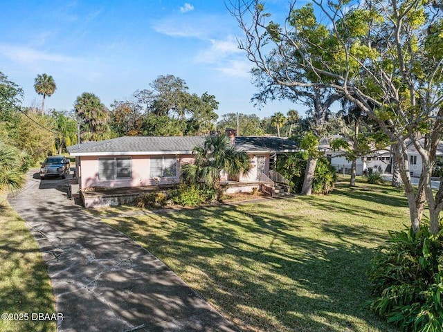 view of front of home featuring a front lawn