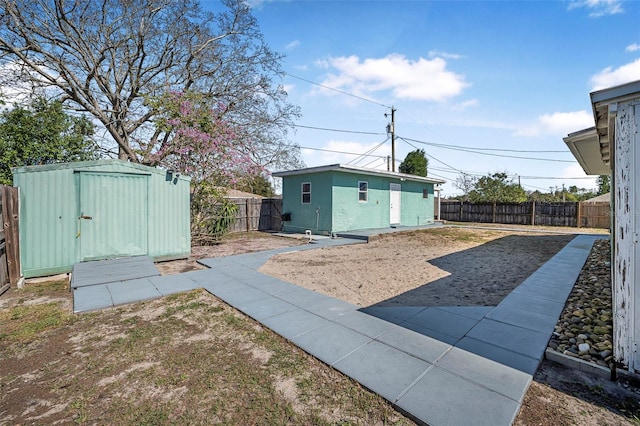 view of yard featuring a storage unit