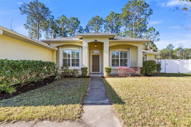 view of front of house featuring a front lawn