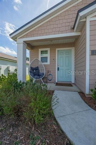 property entrance featuring a porch