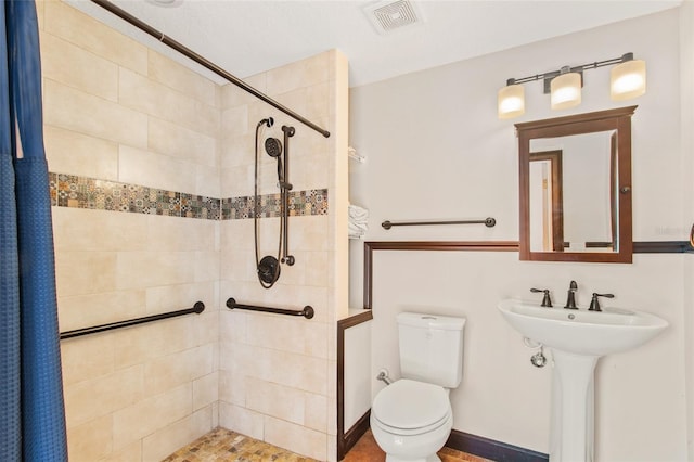 bathroom featuring a shower with curtain and toilet