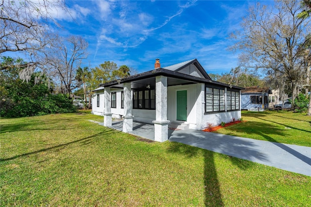 view of front of home featuring a patio area and a front yard