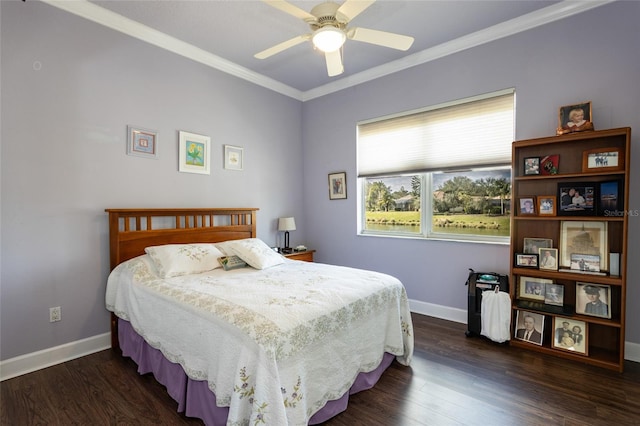 bedroom with dark wood-style floors, a ceiling fan, baseboards, and crown molding