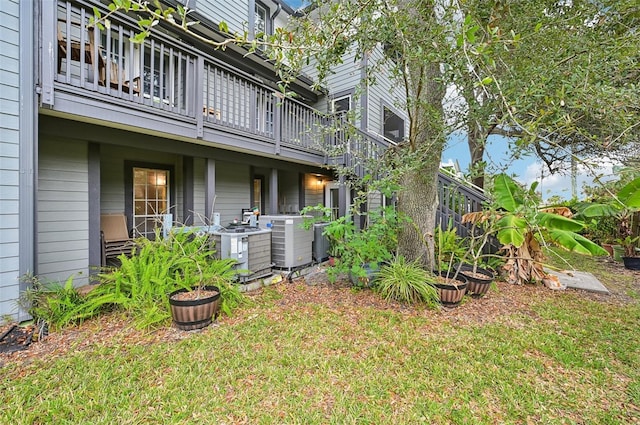 view of yard featuring central AC