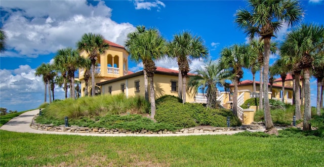 view of side of property with a lawn and stucco siding