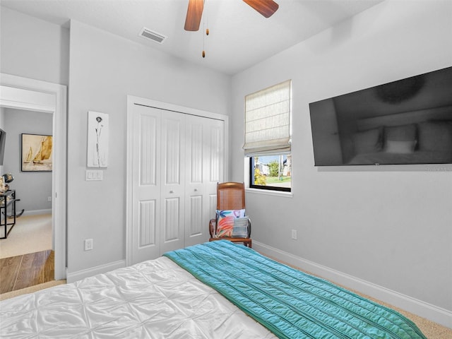 bedroom featuring ceiling fan, a closet, visible vents, and baseboards