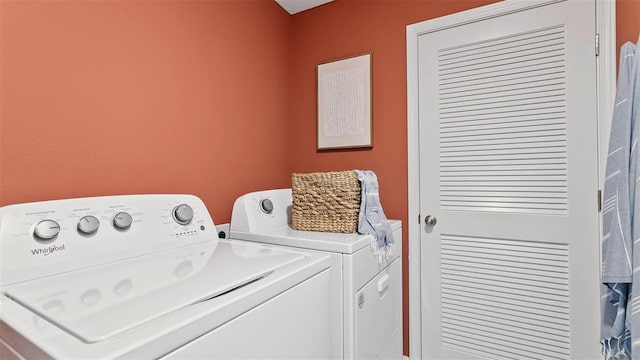 washroom featuring laundry area and independent washer and dryer