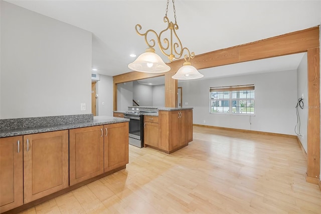 kitchen with light wood-style flooring, open floor plan, stainless steel electric range, brown cabinetry, and pendant lighting