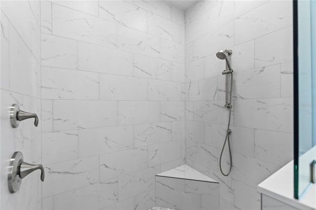 bathroom featuring a tile shower