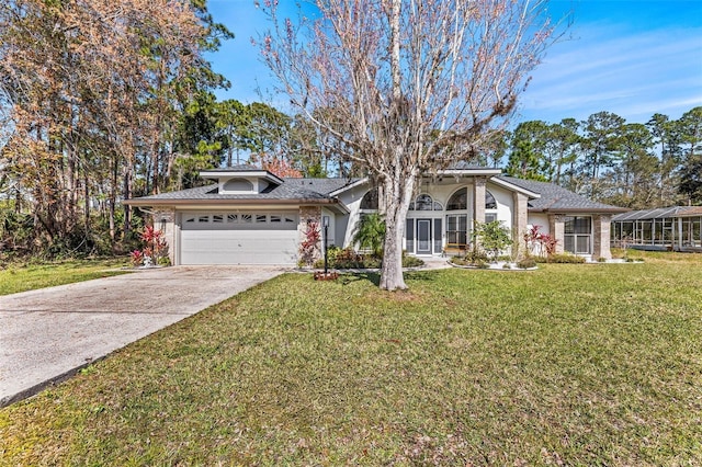 view of front facade featuring driveway, a garage, and a front yard