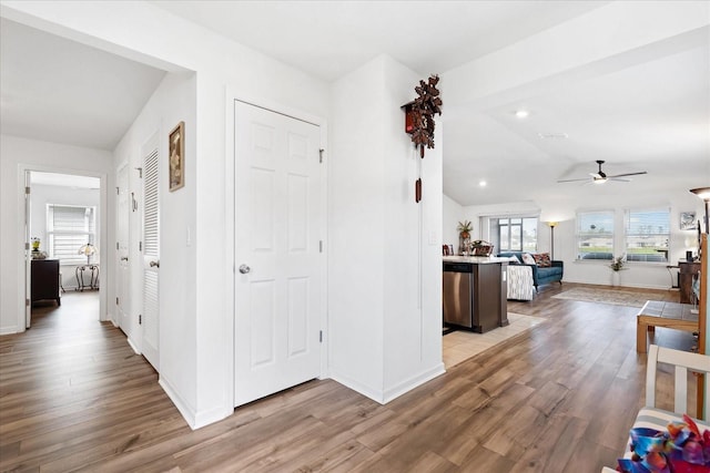 entrance foyer with recessed lighting, light wood-style floors, a ceiling fan, vaulted ceiling, and baseboards