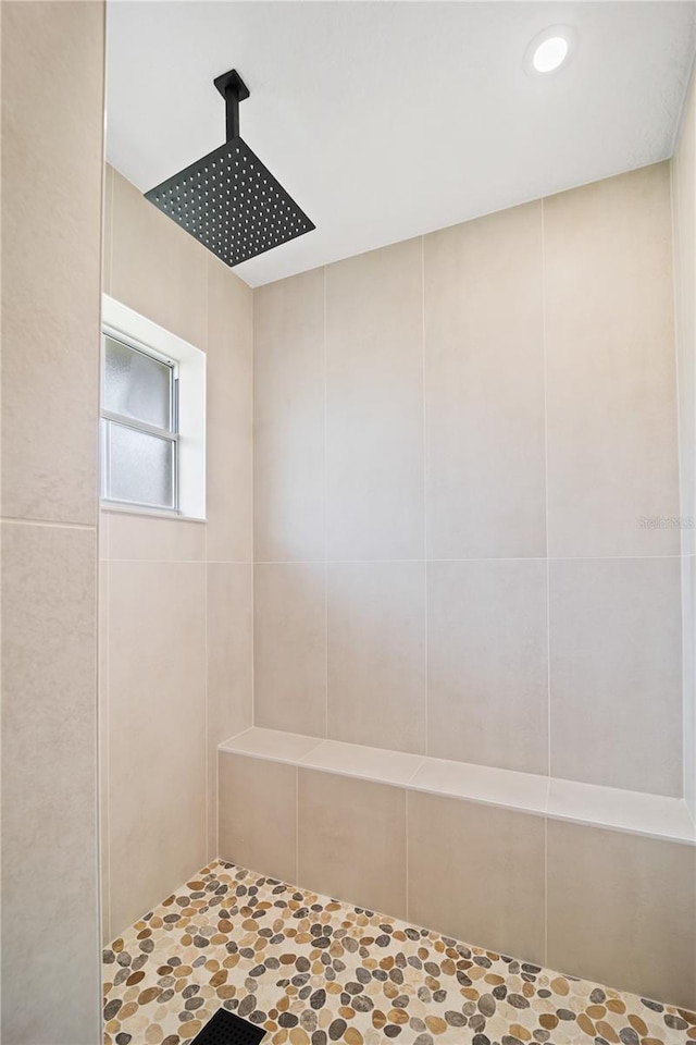 85 Comanche Ct, Palm Coast, FL 32137 - bathroom featuring tiled shower