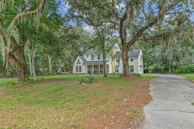 view of front of home with driveway and a front lawn