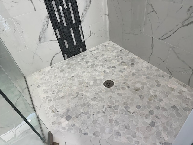 details featuring tiled shower