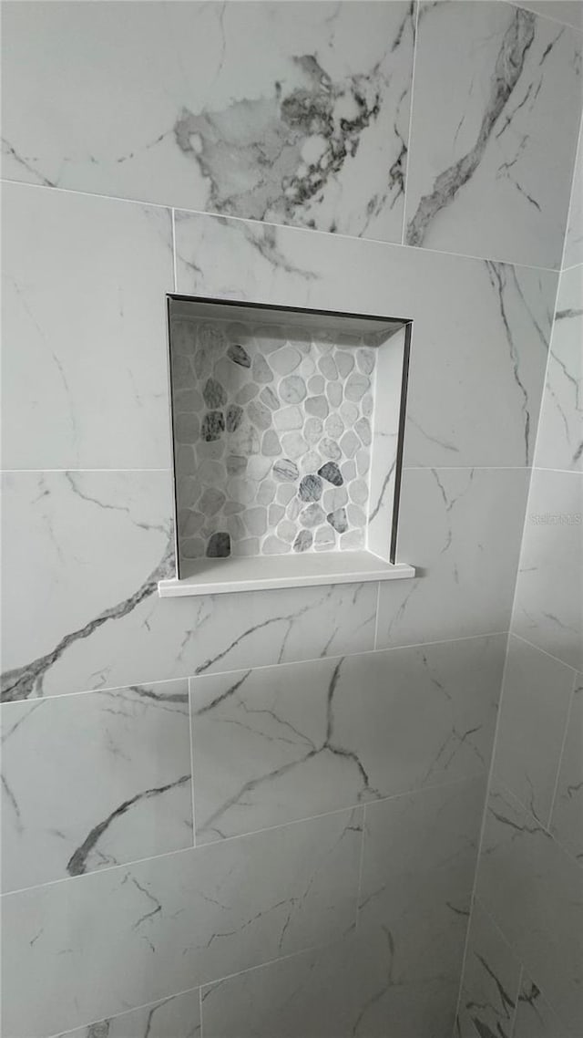 room details featuring tiled shower