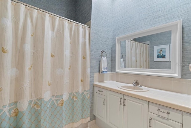 full bath featuring a shower with curtain and vanity