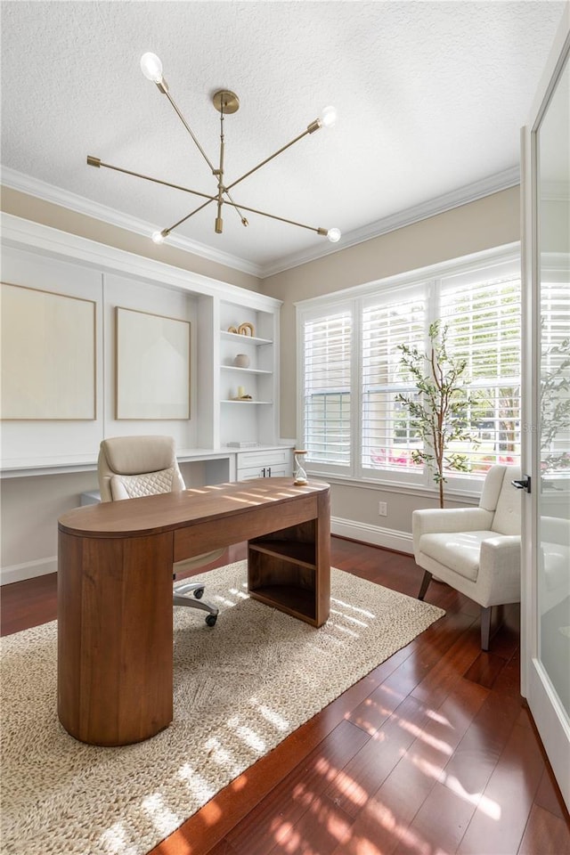 home office featuring crown molding, an inviting chandelier, a textured ceiling, wood finished floors, and baseboards