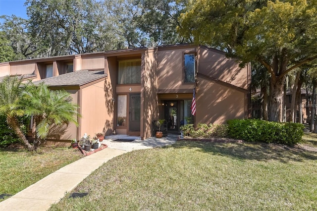 view of front of property featuring a front yard