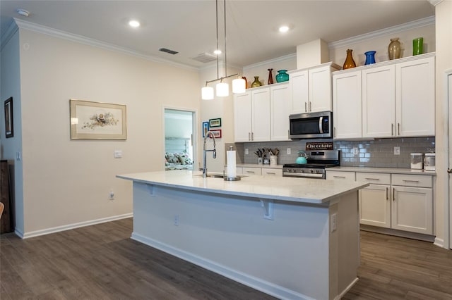 kitchen with visible vents, ornamental molding, a sink, stainless steel appliances, and backsplash