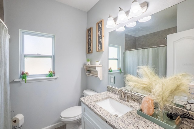 full bathroom featuring curtained shower, vanity, toilet, and baseboards