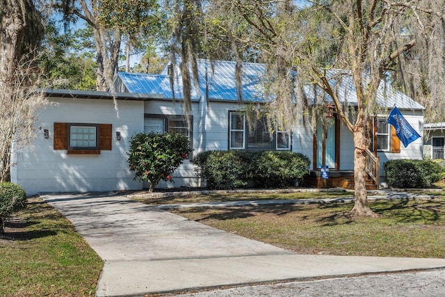 view of front of home featuring a front yard and metal roof