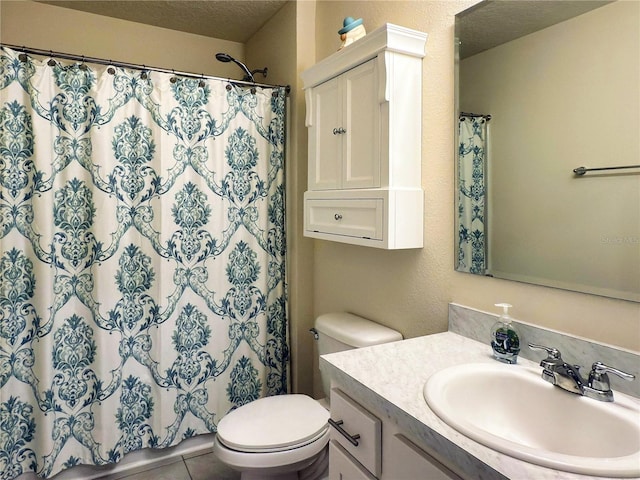 full bath with toilet, curtained shower, a textured ceiling, and vanity