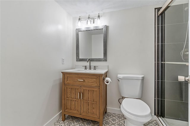 full bath with a tile shower, vanity, toilet, and baseboards