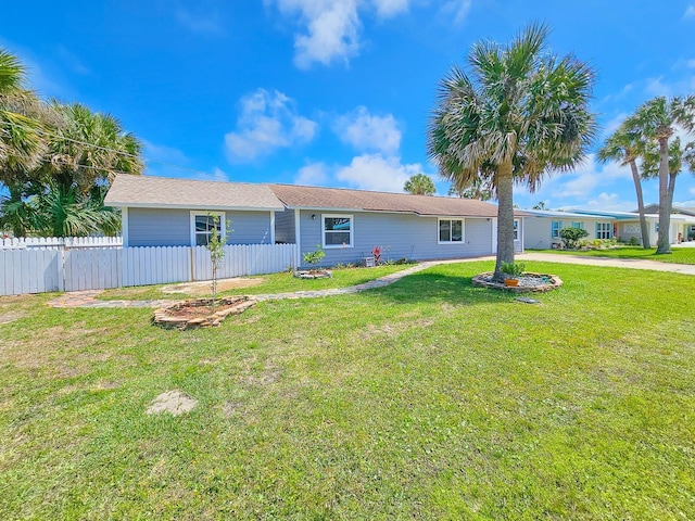 364 Palm Cir, Flagler Beach, FL 32136 - view of front facade featuring fence and a front lawn