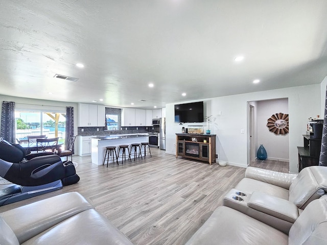 364 Palm Cir, Flagler Beach, FL 32136 - living area featuring light wood-type flooring, visible vents, baseboards, and recessed lighting