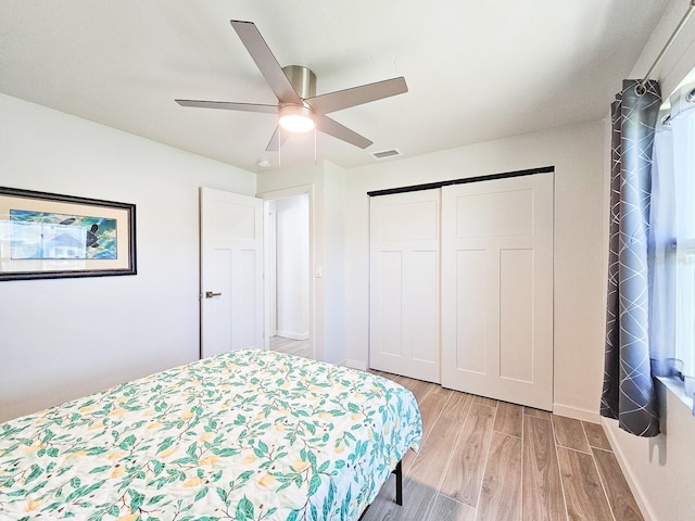 364 Palm Cir, Flagler Beach, FL 32136 - bedroom featuring ceiling fan, light wood-style flooring, visible vents, baseboards, and a closet