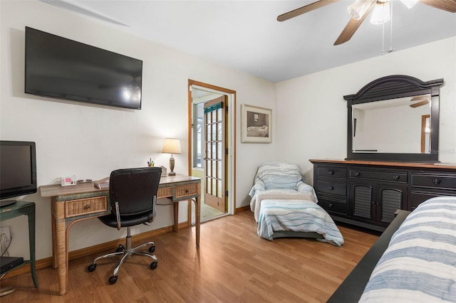 bedroom with light wood-style flooring, baseboards, and a ceiling fan