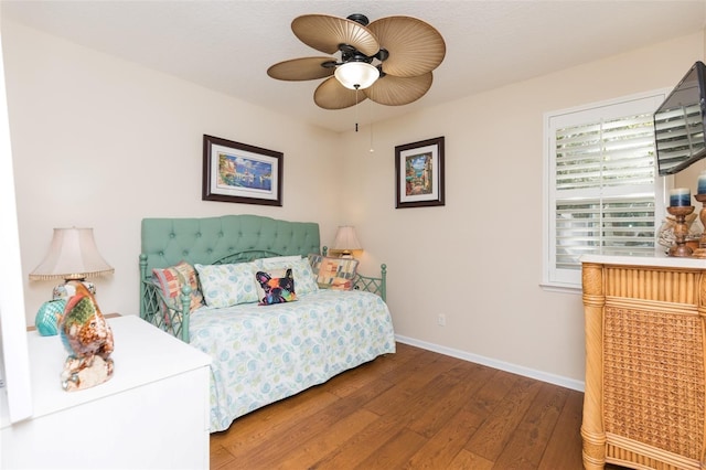 bedroom with hardwood / wood-style floors, baseboards, and ceiling fan