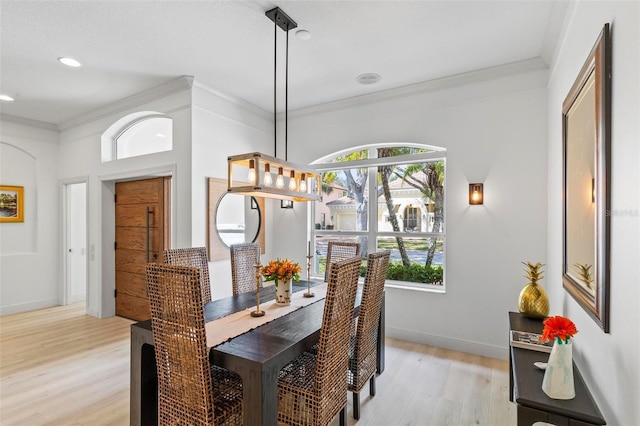 dining area featuring baseboards, recessed lighting, light wood-style flooring, and crown molding