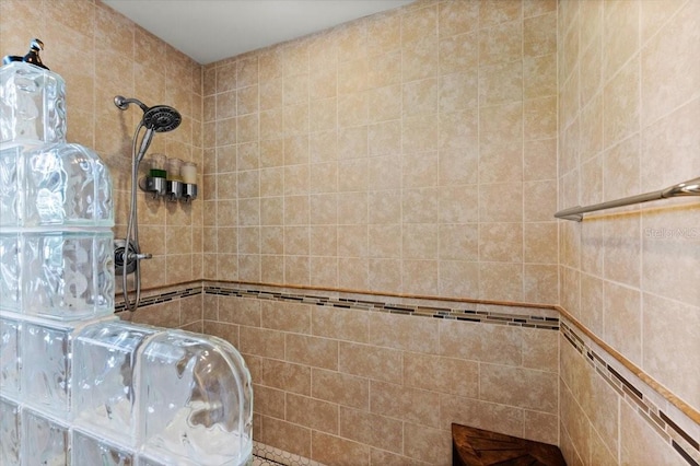 bathroom featuring a tile shower