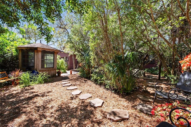 view of yard with an outbuilding