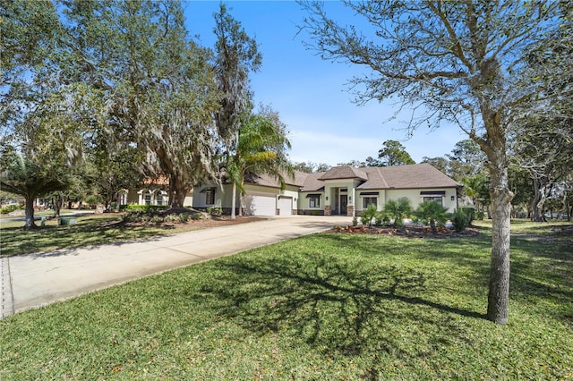 view of front of home featuring driveway, stucco siding, a garage, and a front yard