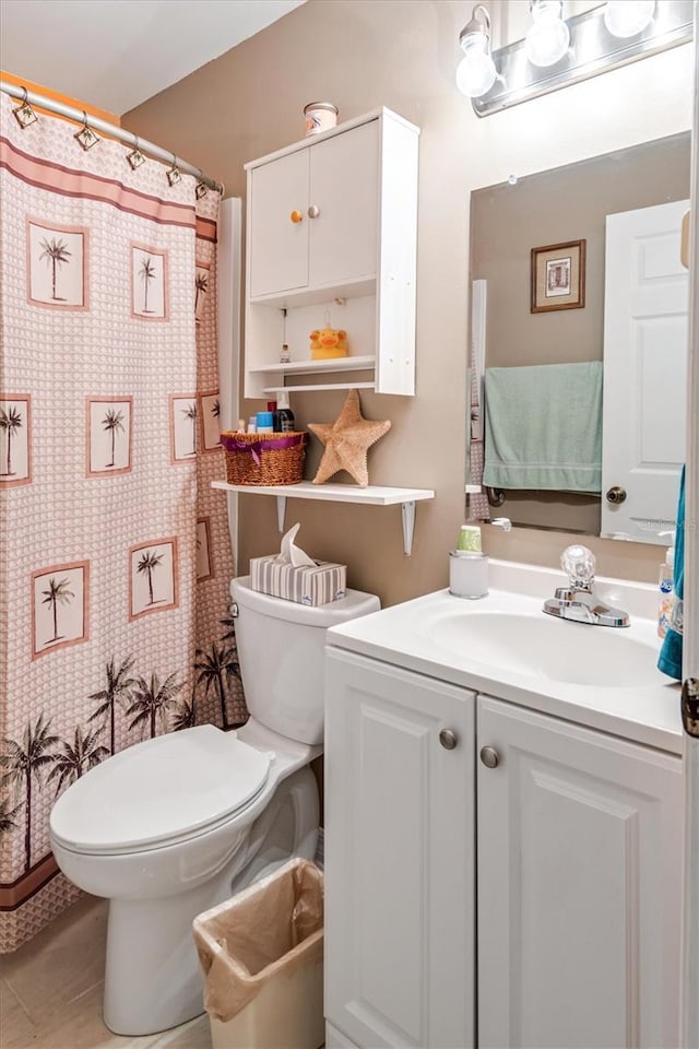 full bath featuring vanity, toilet, and a shower with curtain