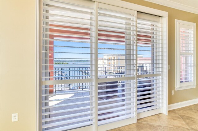 room details featuring crown molding and baseboards