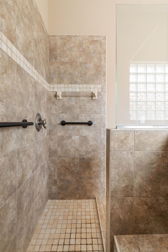 bathroom featuring tiled shower