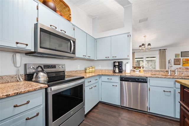 kitchen with a sink, stainless steel appliances, blue cabinetry, and dark wood-style flooring