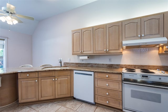 kitchen with under cabinet range hood, decorative backsplash, white appliances, a ceiling fan, and a sink